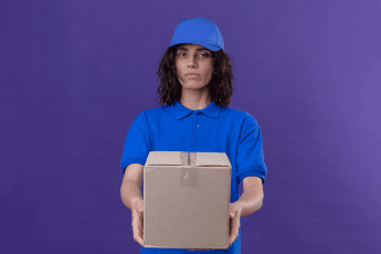 Repartidora de Yotuway entregando un paquete